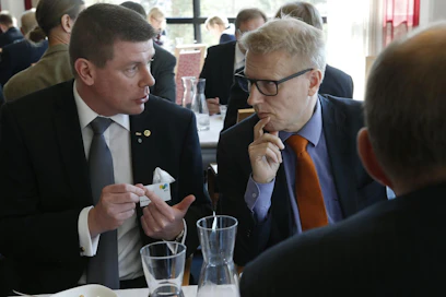 Hallituksen myötätunto ei enää lämmitä. Tarvitsemme nyt euroja talouskriisin ylittämiseksi, Tommi Lunttila painotti tiistaina ministeri Kimmo Tiilikaiselle.