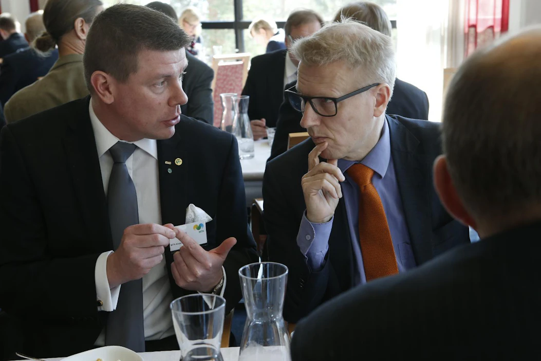 Hallituksen myötätunto ei enää lämmitä. Tarvitsemme nyt euroja talouskriisin ylittämiseksi, Tommi Lunttila painotti tiistaina ministeri Kimmo Tiilikaiselle.