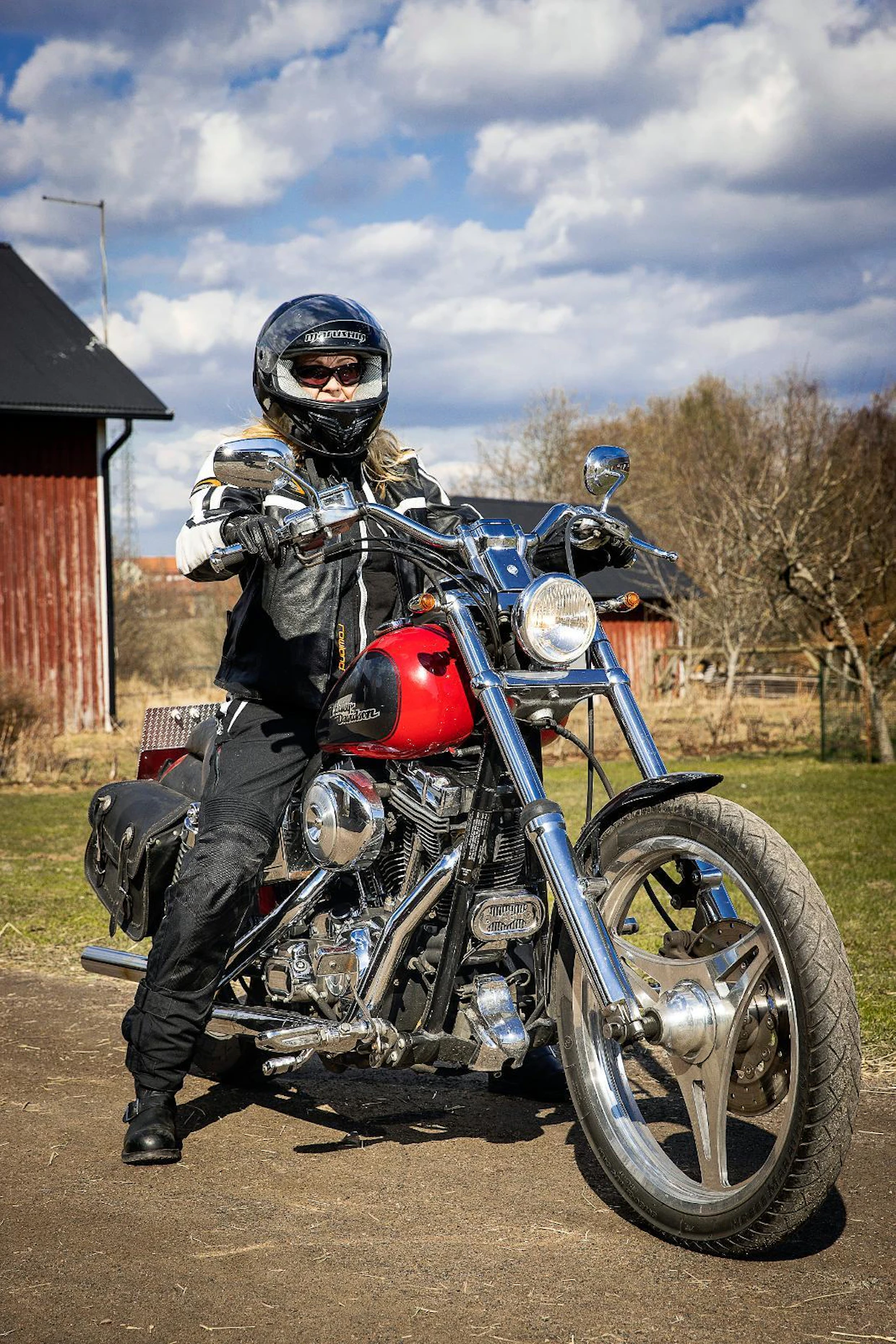 Marjo "Leka" Lampi kertoo, että moottoripyöräillessä rekisteröi luontoa ja tuoksuja aivan eri tavalla kuin autolla matkatessa. "Lekan" kohdalla voidaan jo puhua konkarimotoristista, sillä nainen ajaa tänä kesänä kahdeksatta kauttaan. Kolme vuotta naisen uskollisena ratsuna on toiminut punainen, 1 400 kuutioinen Harley Davidson Dyna.