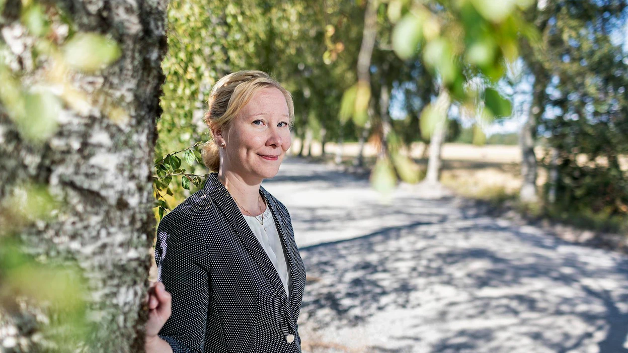 Hilja Solala tuo väitöskirjassaan esiin uutta tietoa suomenhevosen synnystä. Kuva on otettu Kangasalla Liuksialan kartanon koivukujalla. Suomen ensimmäinen kantakirjahevonen oli Liuksialan kartanon Wiesti-tamma. Se otettiin Uudenmaan ja Hämeen läänien maanviljelysseuran kantakirjaan Hämeenlinnassa vuonna 1893.