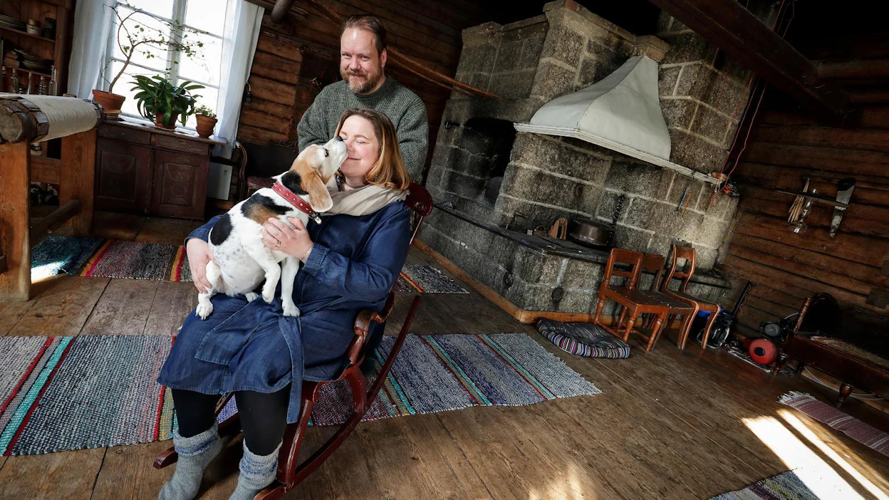 Perä-Lättilän pirtissä oli lauantaina lämmintä, sillä valtava Korpilahden graniitista tehty uuni oli lämmitetty edellisenä päivänä. Jennin sylissä iäkäs Lissu-koira.