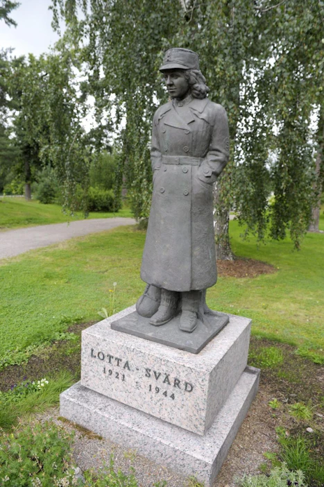Kansallista veteraanipäivää vietetään 27.4.Kuvassa Lotta Svärdin patsas Lottamuseon pihalla Tuusulassa.