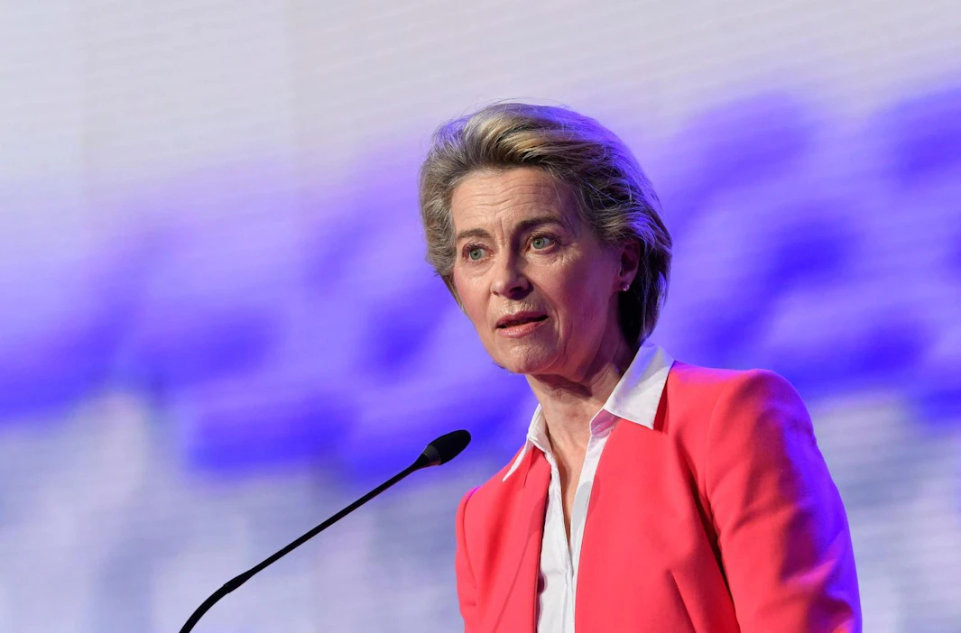 Ursula von der Leyen kertoi yhdysvaltalaisten käyttävän Euroopan lääkeviraston EMA:n hyväksymiä koronarokotteita, mikä mahdollistaa matkustamisen Euroopan unionin alueelle.