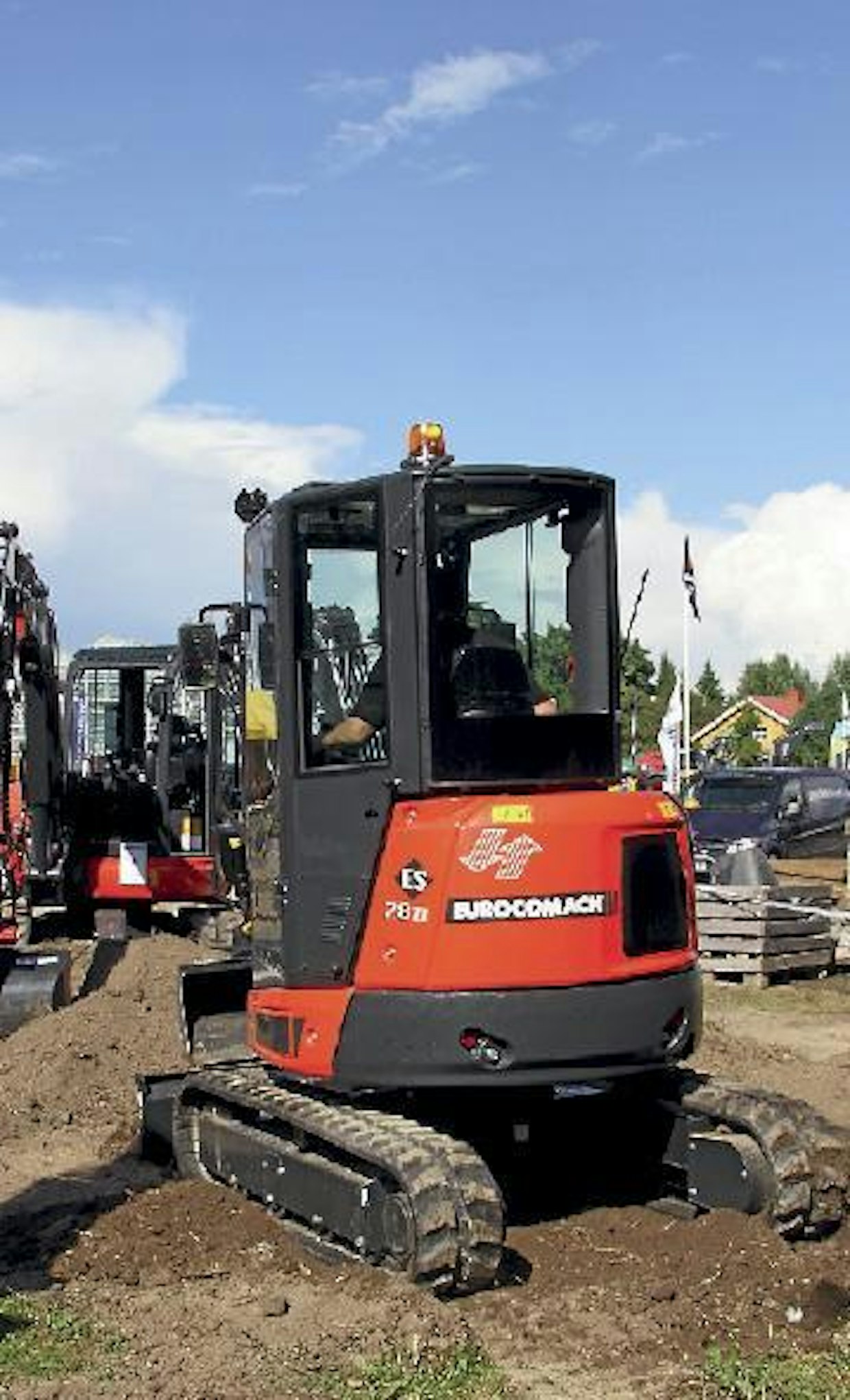 Finntractor esitteli Eurocomachin 2950-kiloisen kaivukoneuutuuden. Kubotan 1 495-kuutioisella moottorilla varustetusta mini-kaivukoneesta löytyy tehoa 24,9 kilowattia (33,4 hv) ja sillä yltää 2,7 metrin kaivusyvyyteen. Leveyttä koneella on 155 cm. (AT)