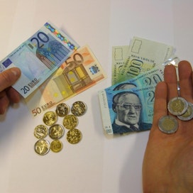 Euro vai oma valuutta? Enemmistö suomalaisista valitsee yhteisvaluutan, selviää Ylen teettämästä kyselystä.