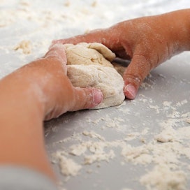 Halinaperoissa päivähoitoa saavat lapset leipovat viikottain.