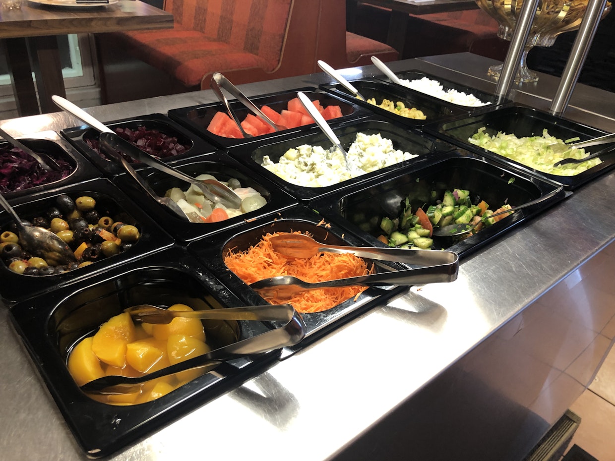 Monipuolinen salaattipöytä on tarjolla myös iltaisin.