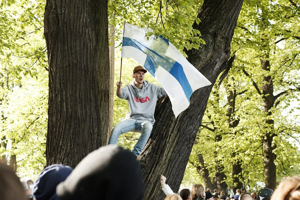 Keväällä tehdyn kyselyn mukaan 86 prosentin mielestä on onni ja etuoikeus olla suomalainen. LEHTIKUVA / RONI REKOMAA