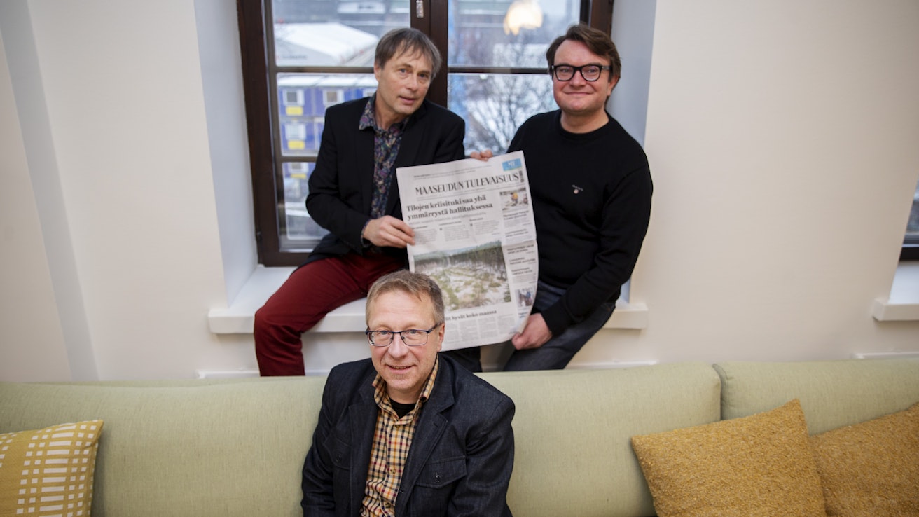 MT:n palkitsemat journalistit Jarmo Hankivaara, Juhani Reku ja Pasi Jaakkonen (edessä).