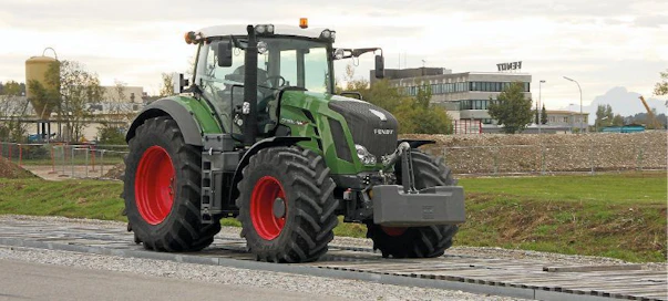 Uusissa Fendt 800 traktoreis- sa on sama ohjaamo kuin 900- sarjassa. Fendt 800 voidaan Saksassa rekisteröidä 60 km/h nopeudelle, jolloin ajo-ominaisuuksien merkitys kasvaa huimasti. Ratkaisuksi Fendt tarjoaa FSC-ajonvakautusjärjestelmää, joka säätää etuakseliston jousitussylintereiden painetta.