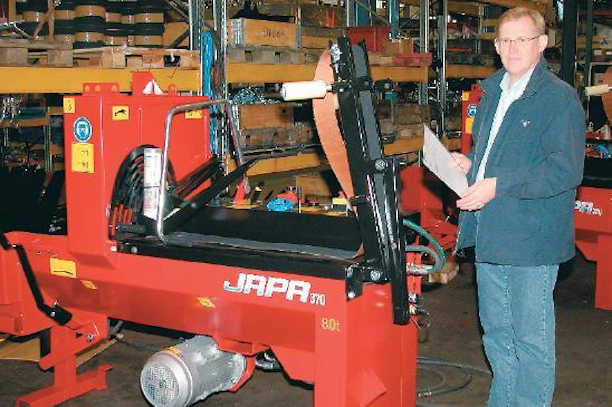 ”Tämä klapikone on lähdössä Norjaan”;, toteaa Matti Piela kurkistettuaan ensin koneen tuotetilausta.