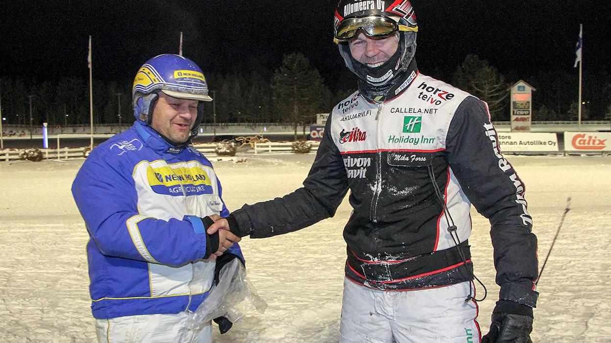 Pasi Tikkala ja Mika Forss ovat hyvissä rooleissa tänään Solvallassa: molemmilla on kaksi hevosta raveissa. Tikkallalla on 75-finaaleissa valmennettavansa Mountain Cleaver ja Bouncing Hill, Forssilla ajettavanaan raveissa taas Hermes Boko ja Mountain Cleaver.