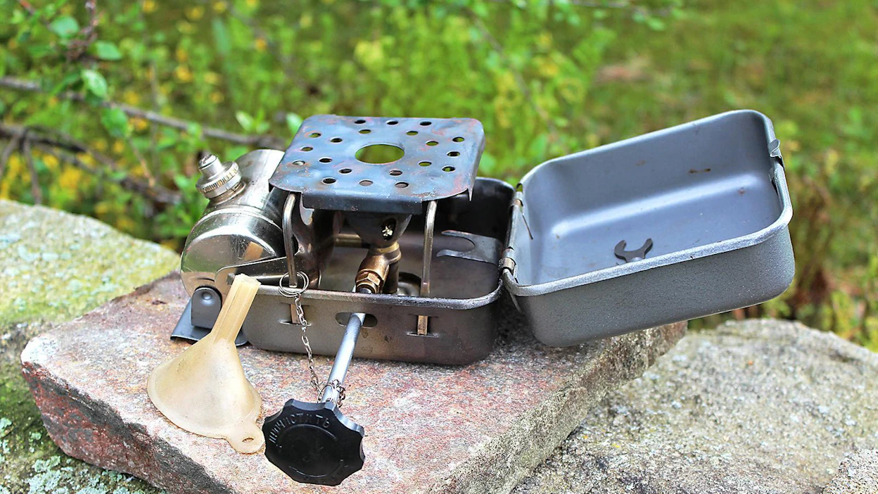 "Primus Turistskij"-retkikeitin on pakattu mitoiltaan 13 x 13 x 8-senttiseen peltiaskiin, joka muuttuu parissa sekunnissa keitinalustaksi. Keitin koostuu 1,2 desin vetoisesta bensasäiliöstä ja säädettävästä suojalevystä, säätöventtiilistä, polttimesta ja sen alla olevasta esilämmitysaltaasta sekä irrallisesta keittolevystä.
