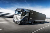 Daimler Trucks on aloittanut GenH2-vetykuorma-auton testit huhtikuussa Saksassa Immendingenin uudessa testikeskuksessa. Maantielle päästään syksyllä ja käyttökokemuksia haetaan ensi vuodesta lähtien asiakastestien muodossa.