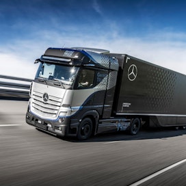Daimler Trucks on aloittanut GenH2-vetykuorma-auton testit huhtikuussa Saksassa Immendingenin uudessa testikeskuksessa. Maantielle päästään syksyllä ja käyttökokemuksia haetaan ensi vuodesta lähtien asiakastestien muodossa.
