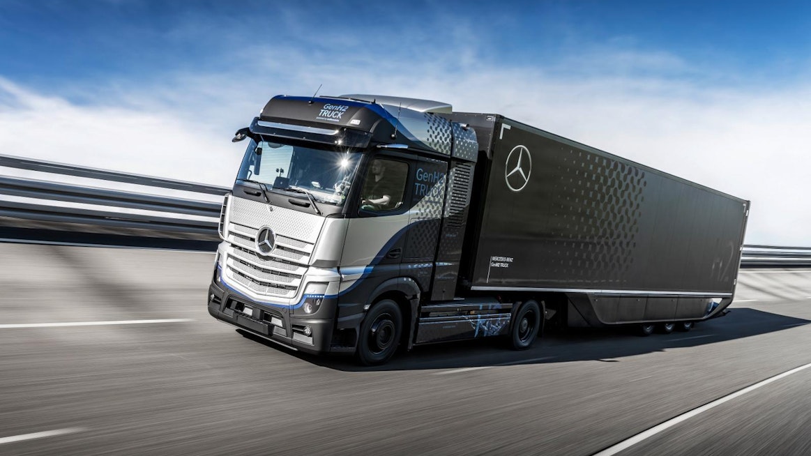 Daimler Trucks on aloittanut GenH2-vetykuorma-auton testit huhtikuussa Saksassa Immendingenin uudessa testikeskuksessa. Maantielle päästään syksyllä ja käyttökokemuksia haetaan ensi vuodesta lähtien asiakastestien muodossa.