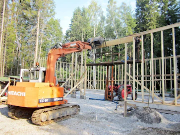 Oviaukkojen päälle asennettiin 40 cm korkeat kertopuupalkit. Niiltä vaadittiin suurta kantavuutta, olihan aukon leveys yli 4 metriä. Palkit nostettiin ylös kaivinkoneen avulla.