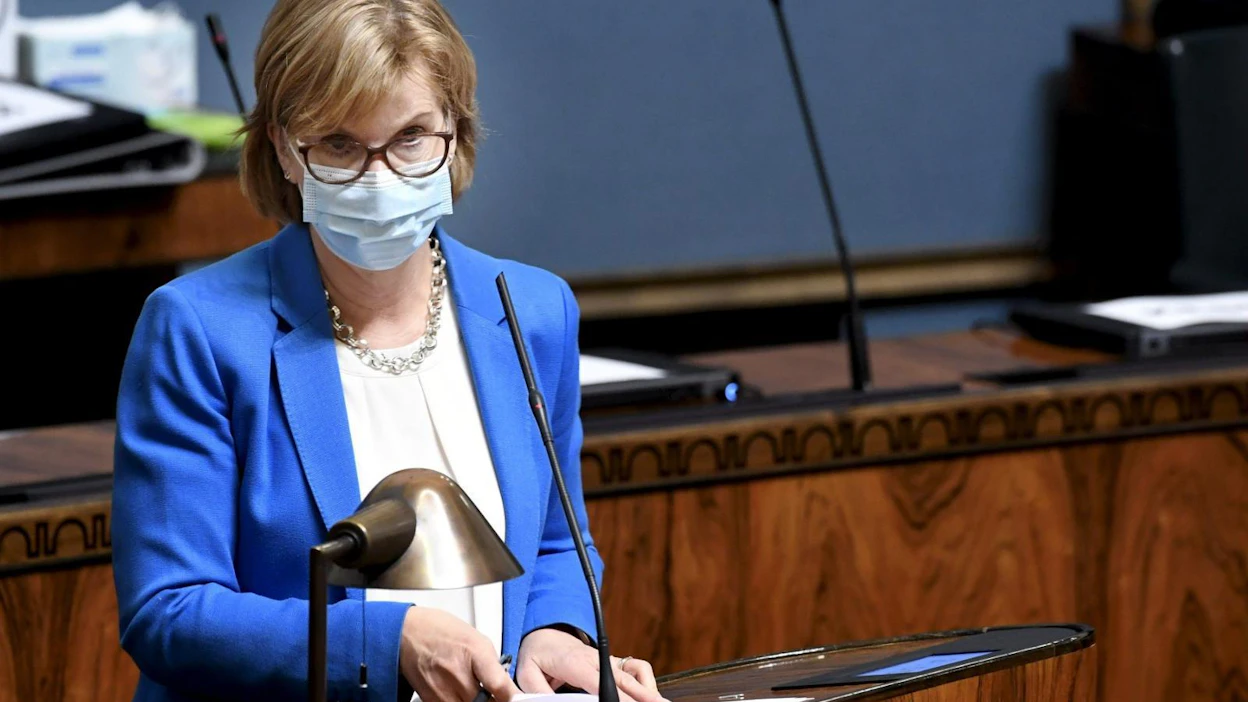Oikeusministeri Anna-Maja Henriksson (r.) eduskunnan täysistunnossa Helsingissä 24. maaliskuuta. LEHTIKUVA / HEIKKI SAUKKOMAA