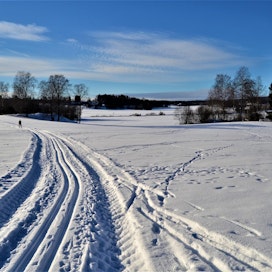 Lohjalainen maanviljelijä Markku Mela on vetänyt pelloilleen viitisen kilometriä latua.
