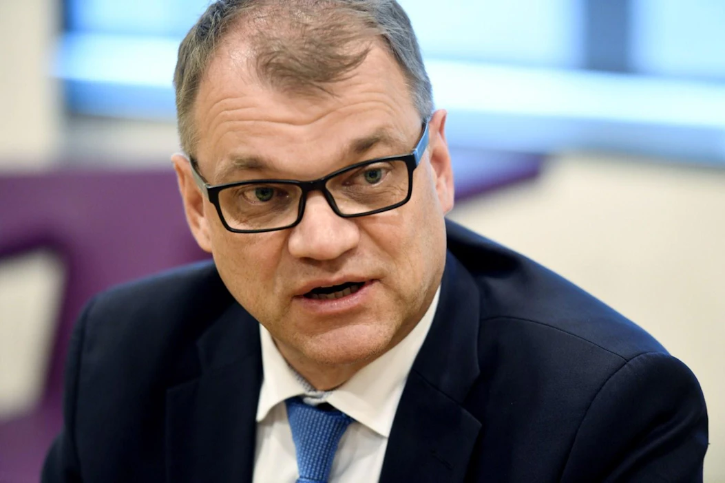 Pääministeri Juha Sipilän mukaan enemmistöomisteisten valtionyhtiöiden tulisi käydä palkitsemisohje läpi seuraavissa yhtiökokouksissaan. LEHTIKUVA / HEIKKI SAUKKOMAA