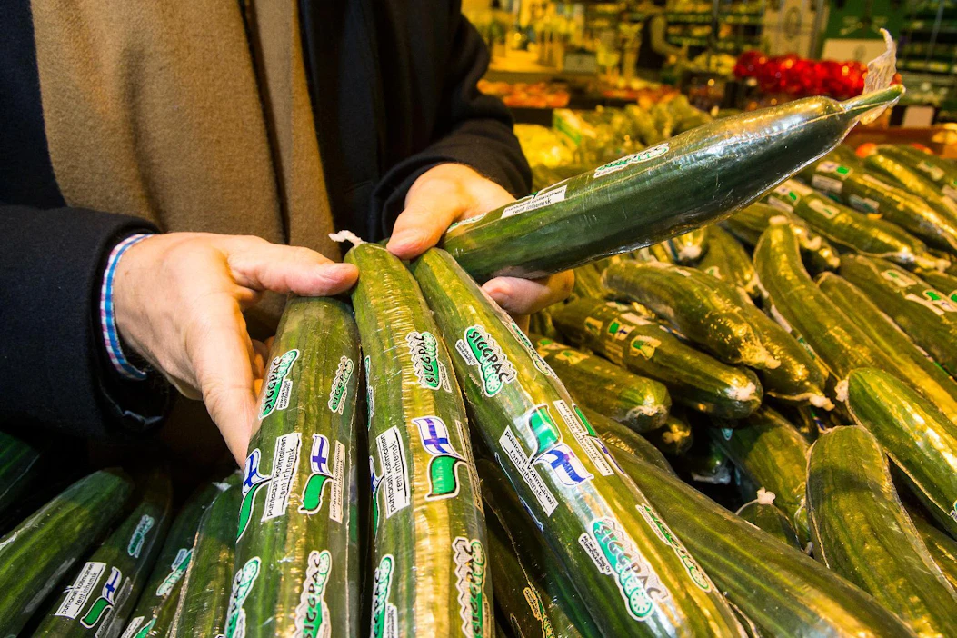 Epävarmuus havahdutti monet ymmärtämään kotimaisen ruuan merkityksen. Keväällä 2020 kotimaisen lihan, hedelmien ja vihannesten myynti nousi S-ryhmässä edellisvuodesta ja jäi myös kesän ja syksyn yli entistäkin korkeammalle tasolle.