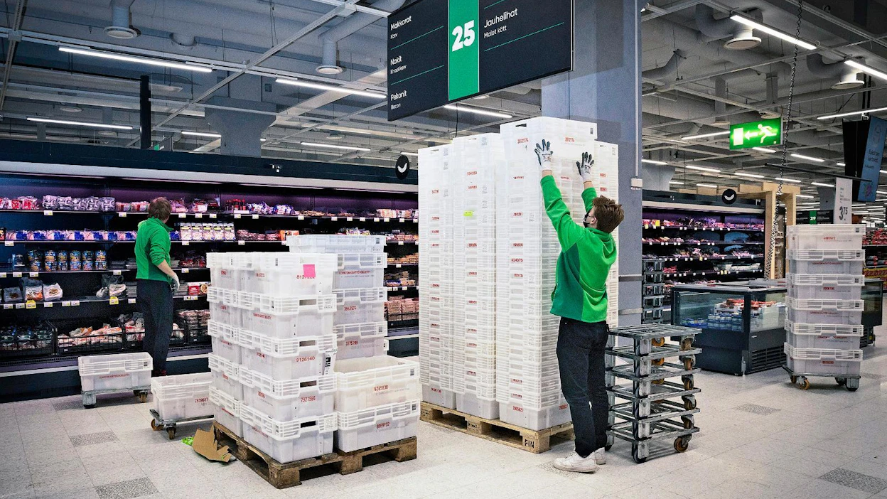 Hallituksessa varaudutaan keskustelemaan maatalouskriisin hoidosta. Prisma Kaaressa Helsingin Kannelmäessä elintarvikkeita lajiteltiin hyllyihin keskiviikkona.