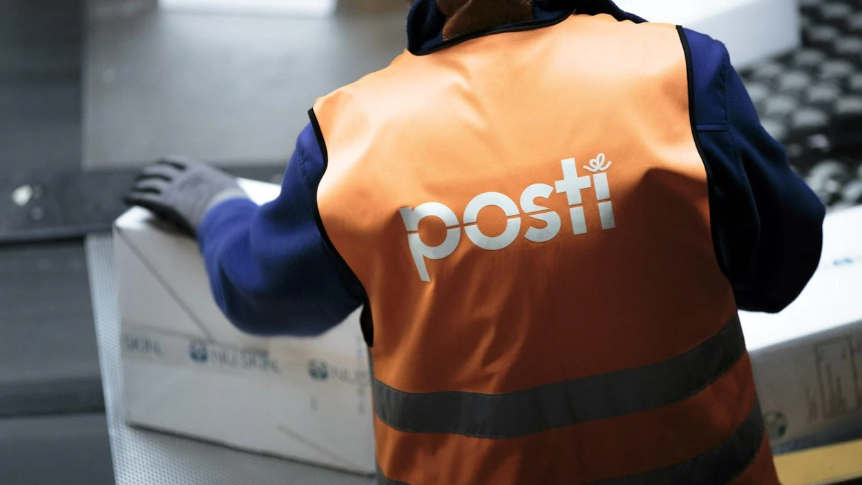 Posti kuljetti huhti-kesäkuussa 10,5 miljoonaa pakettia, mikä on uusi ennätys vuoden toisella neljänneksellä. Lehtikuva / Aleksi Tuomola