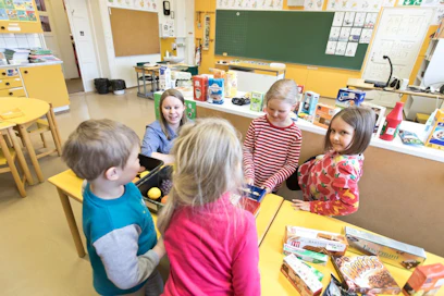 Maaseutupolitiikan neuvosto edellyttää seuraavalta hallitukselta puolueetonta tietoa koululakkautusten todellisista vaikutuksista ja kustannuksista sekä kuntien että koko valtakunnan tasolla. Kuvituskuva.