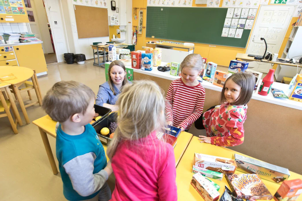 Maaseutupolitiikan neuvosto edellyttää seuraavalta hallitukselta puolueetonta tietoa koululakkautusten todellisista vaikutuksista ja kustannuksista sekä kuntien että koko valtakunnan tasolla. Kuvituskuva.