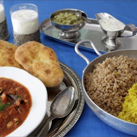 Intialainen ateria: Lassi, naan-leipä, mangochutney, papua korma, raita-kastike, broilericurry, keltainen riisikauralisäke ja selttihelmiä. Jaana Kankaanpää