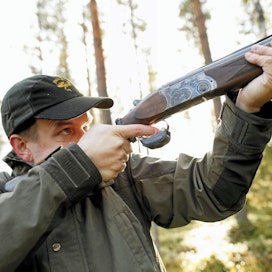 Mikäli sormi ei ole liipasimella ja ase on varmistamatta, Janne Lampelan keksimä vanhingonlaukausten estolaite MiklaGuard muistuttaa siitä äänimerkillä aseen käsittelijää 5 sekunnin kuluttua. 1.10.2014 Oulu. Kuva Pekka Fali