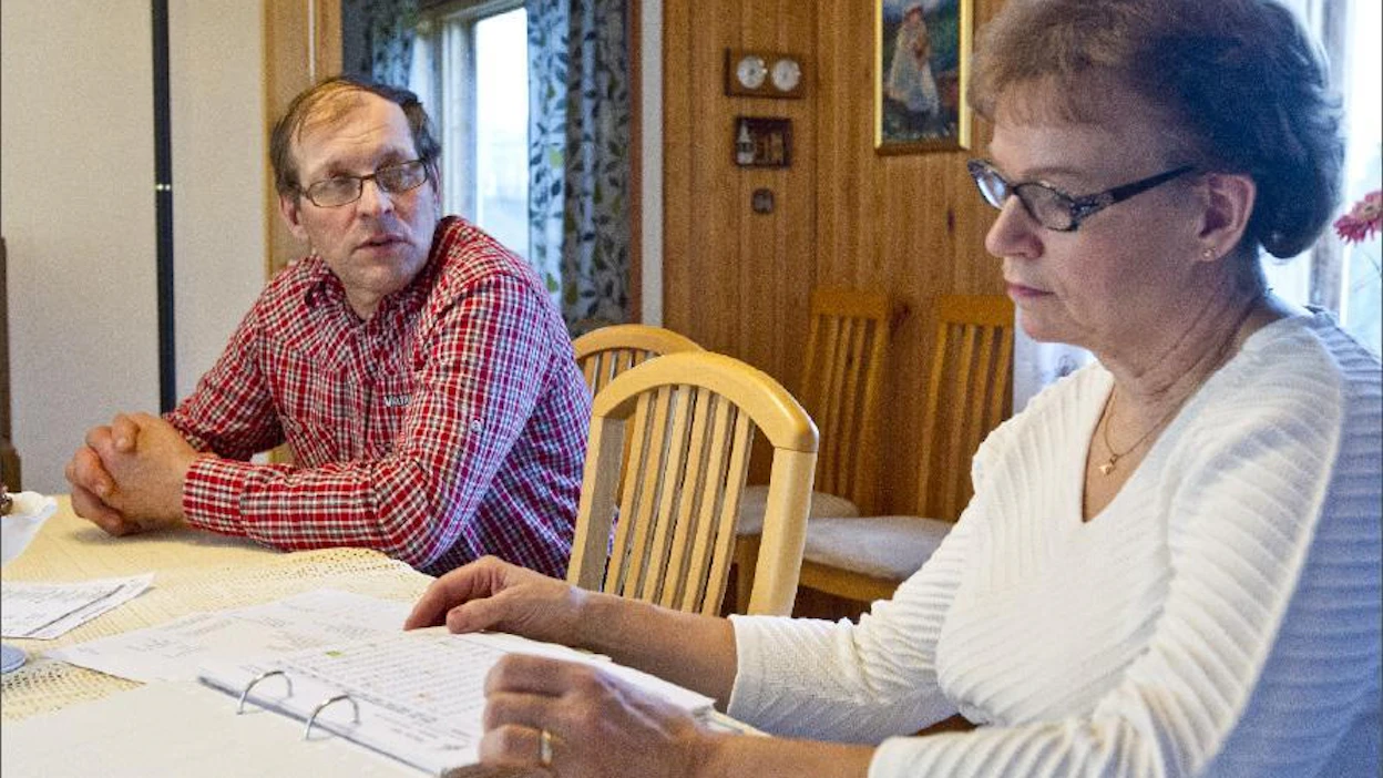 Maataloustuista tulee kolmannes maitotilan tuloista. Lfa- ja tilatuki ovat merkittävimmät, Seija ja Eero Kolila Asikkalasta toteavat. Markku Vuorikari