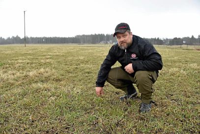 Marko Räsänen tarkasteli vapun alla laidunnurmea ja totesi sen vielä erittäin märäksi. Salpietarin levitys sai odottaa ainakin viikon. Uutena kasvina tilalla kokeillaan siemenseoksessa rainataa.