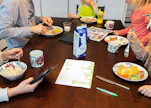 Jokainen perhe luo omat sääntönsä ruokapöydässä käyttäytymiseen. Yhteiset hetket ovat tärkeitä, joten ainakin jonkin aikaa olisi tärkeä keskittyä myös toisiinsa eikä vain omiin juttuihinsa, pohtii Maija Soljanlahti.