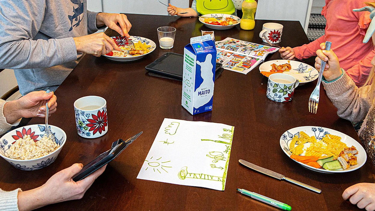 Jokainen perhe luo omat sääntönsä ruokapöydässä käyttäytymiseen. Yhteiset hetket ovat tärkeitä, joten ainakin jonkin aikaa olisi tärkeä keskittyä myös toisiinsa eikä vain omiin juttuihinsa, pohtii Maija Soljanlahti.