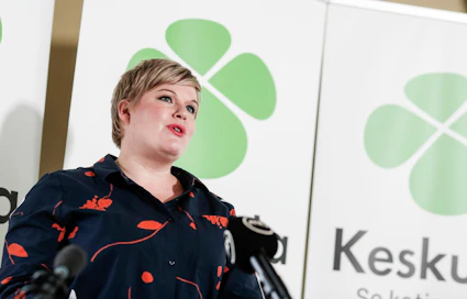 "Keskustalle sopii vain se, että sovitusta pidetään kiinni", totesi puheenjohtaja Annika Saarikko (kesk.) puoluevaltuuston kokouksessa.