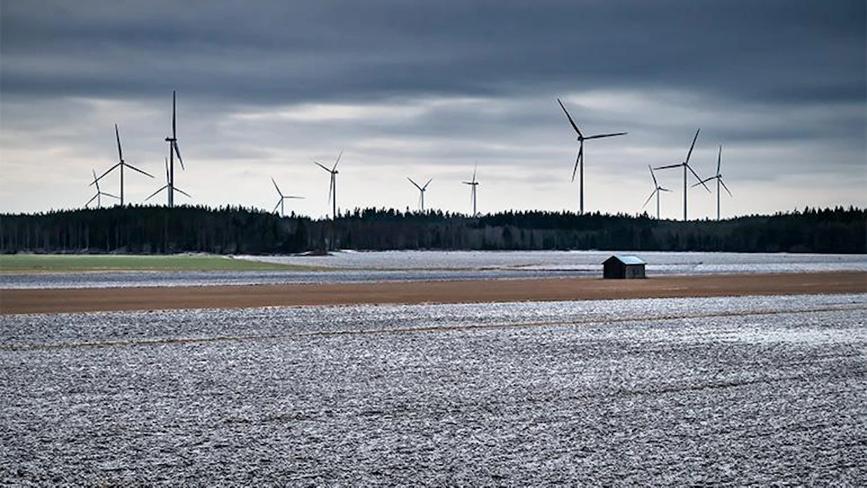 Tuulivoimapuistot ovat näkyvin merkki siirtymisestä puhtaaseen energiaan, mutta niistä saatavat korvaukset aiheuttavat eriarvoisuuden kokemuksia maaseudulla.