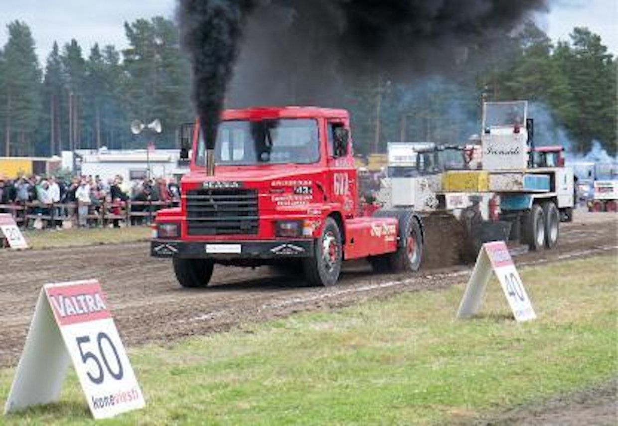 Scania 143 teki Vesa Kivimäen käskyttämänä vakuuttavaa jälkeä.