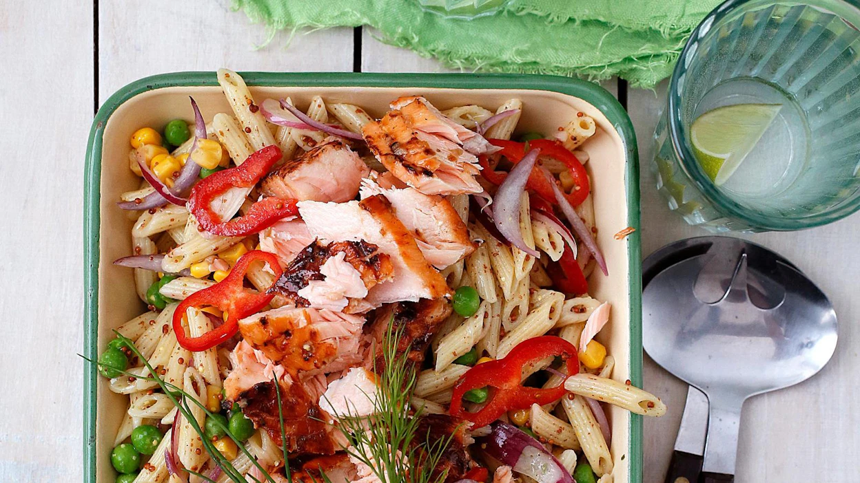 Pastan marinoiminen kannattaa, kun tavoitteena on mehevä ja maukas pastasalaatti.