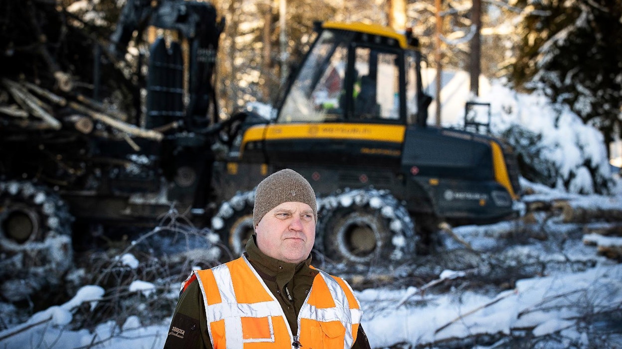 Nuoruuden luontoharrastukset saivat Janne Oldenburgin kiinnostumaan metsäalasta. Hänen metsäkoneyrityksensä toimii pääkaupunkiseudulla.