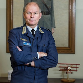 Puolustusvoimien entinen komentaja, kenraali Jarmo Lindberg tarjosi konsulttipalvelujaan F35-hävittäjiä valmistavalle Lockheed Martinille.