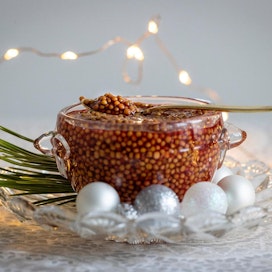 Liharullan hauskana lisänä maistuvat punajuurella joulunpunaisiksi värjätyt ja pikkelöidyt sinapinsiemenet.