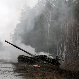 Ukrainan joukkojen tuhoamasta venäläispanssarivaunusta nousi savua helmikuun 26. päivänä Luhanskissa.