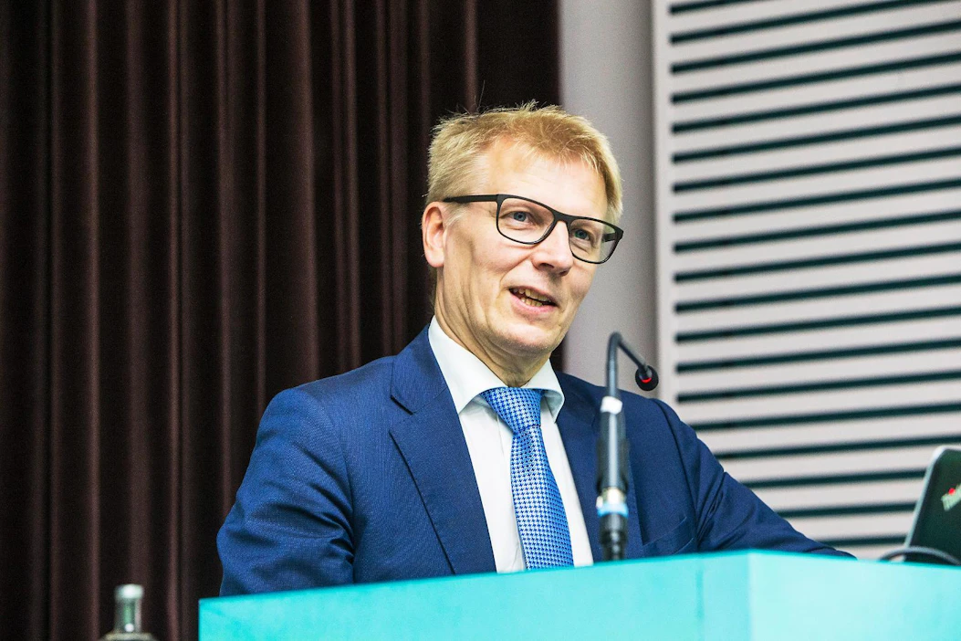"Tavoittelemme sitä, että voimme jatkaa kasvavaa puun käyttöä Suomessa, teollisuus voi investoida ja Suomessa pystytään taakanjaon vähennysprosentit pitämään 39 prosentissa", ympäristöministeri Kimmo Tiilikainen vastasi hiilinielukysymykseen.