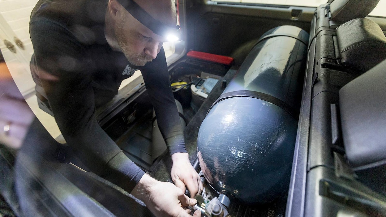 Asentaja Rami Puhakka Tampereen Terra Gasilta asensi kaasulaitteistoa vuoden 2004 farmari-Volvoon reilu viikko sitten. Kaasuputken suojaputki ohjaa vuoden sattuessa kaasu ulos autosta.