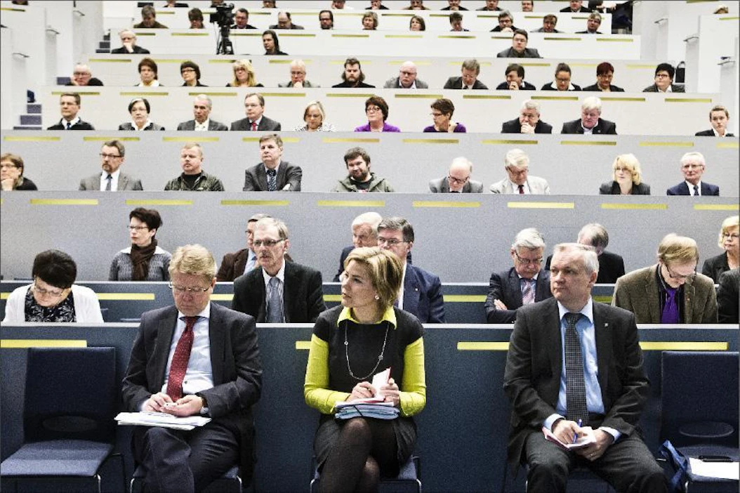 Kari Salonen Kokoomuksen ministerit Jyri Häkämies ja Henna Virkkunen kuuntelivat tarkasti, mitä kuntauudistuksesta Lahdessa sanottiin. Kritiikkiäkin uudistusta kohtaan he saivat kuulla. Eturivissä myös orimattilalainen kokoomuksen kansanedustaja Kalle Jokinen.