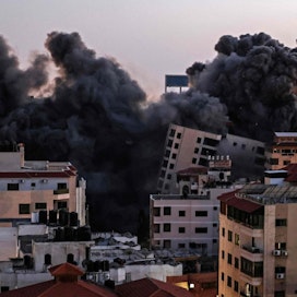 Israelin ilmaisku tuhosi kerrostalon Gazassa. LEHTIKUVA / AFP