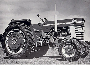 Massey-Fergusonin 100-sarjassa kokonaan uusi traktori oli 72-hevosvoimainen MF175. Pienemmät MF130, MF135 ja MF165 pohjautuivat entisiin malleihin 30, 35 ja 65. Aluksi Multi-Power-pikavaihde oli MF175:ssä vakiona, muihin sen sai MF130-traktoria lukuun ottamatta valinnaisvarusteena.