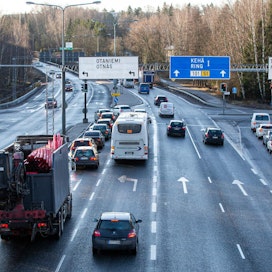 Autokanta olisi Suomessa uusittava erittäin nopeasti, jos yhteiskunnasta halutaan hiilineutraali kymmenen vuoden sisällä, katsoo ilmastoasiantuntija Petteri Taalas.