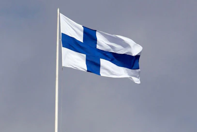 Suomen lippu vedetään tänään salkoon rauhan ja yhtenäisyyden kunniaksi.